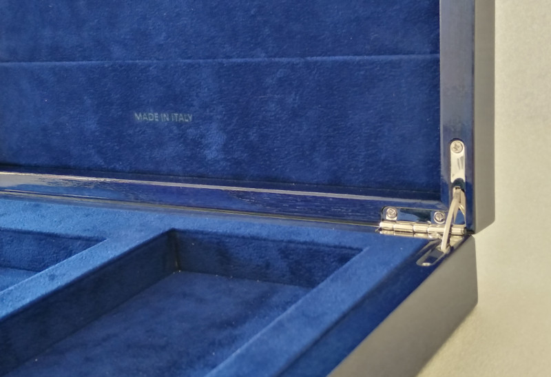 dettaglio cerniera e personalizzazione con incisione al laser